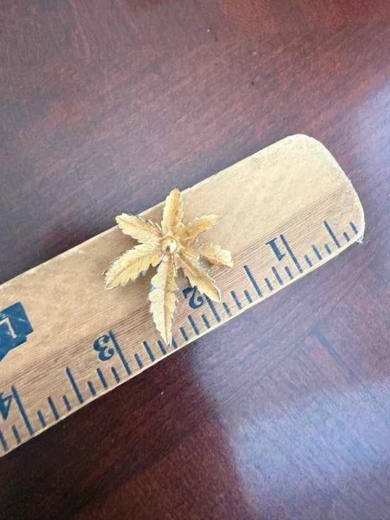 Jewelry - Vintage Gold Tone Brooch